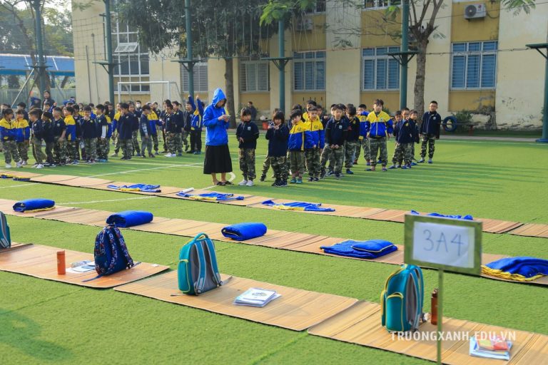 Học sinh xếp hàng ngay ngắn trên sân trường Xanh Tuệ Đức
